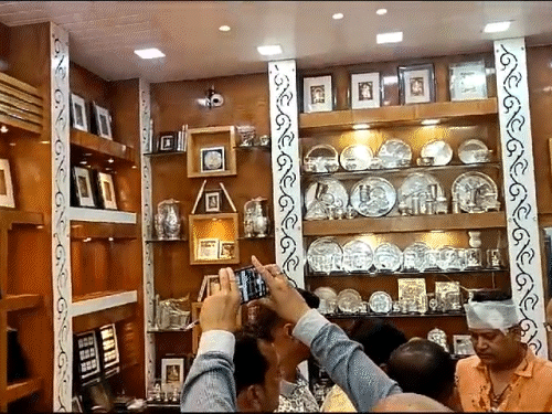 ज्वेलरी दुकान से दिन दहाड़े 8 किलोे सोना लूटा - Dainik Bhaskar