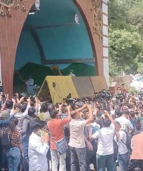 प्रदर्शनकारियों ने बैरिकेड में लगा बांस हटाया, फिर उसे गिरा दिया।