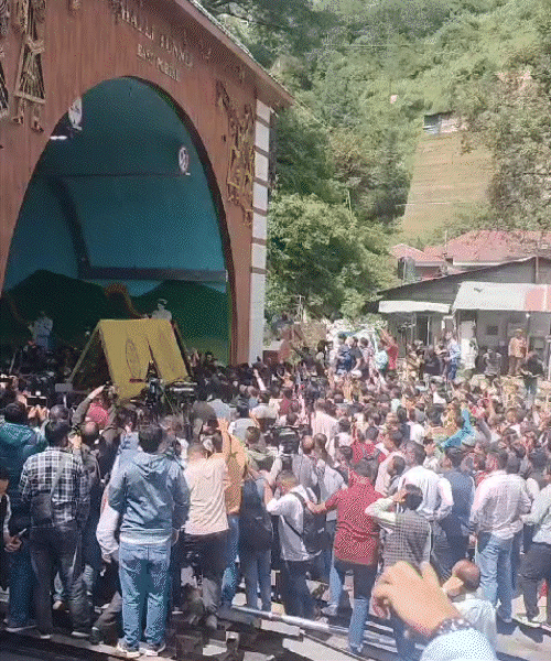 पुलिस ने ढली टनल के बाहर बैरिकेड लगाया था। यहीं से संजौली स्थित मस्जिद के लिए रास्ता जाता है।