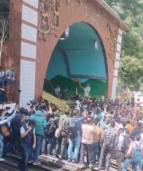 बैरिकेड गिरते ही प्रदर्शनकारी टनल में घुस गए।