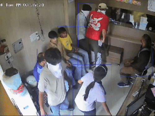 लुधियाना में मनी ट्रांसफर की दुकान पर लूट करने आए बदमाशों को देख कर भागती दुकान की नौकरानी।