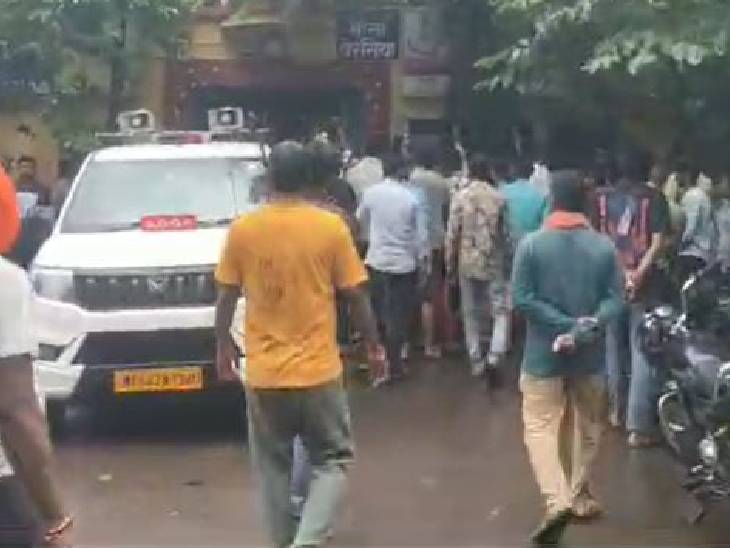 नारेबाजी करते हुए थाना परिसर में दाखिल हुए प्रदर्शनकारी।