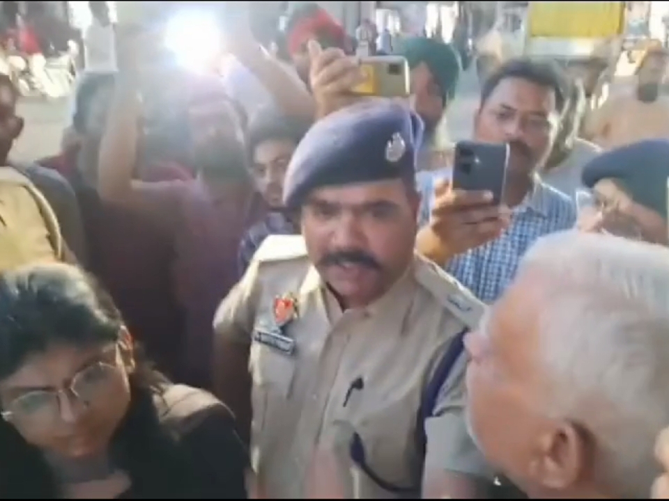 आंदोलनकारियों े बीच पुलिस अफसर।