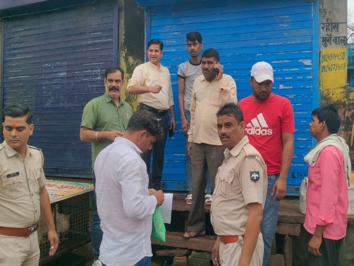 करौली में अवैध रूप से संचालित बूचड़खाने और मीट दुकानों पर नगर परिषद के कार्मिकों ने आकस्मिक छापा डालकर जांच पड़ताल की। - Dainik Bhaskar