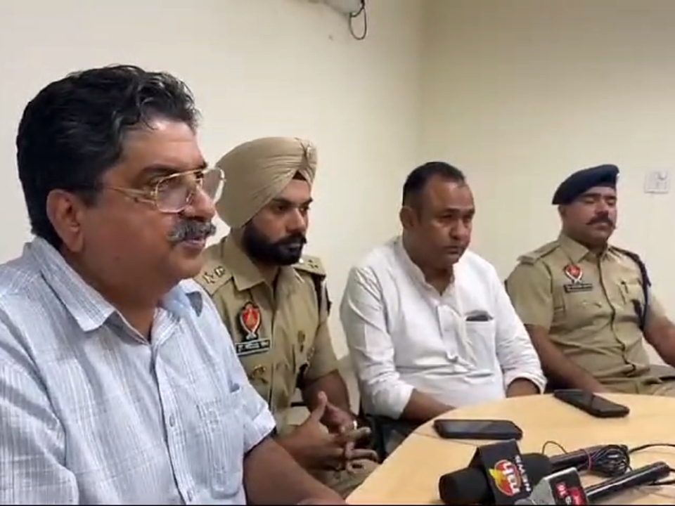 बातचीत करते पुलिस प्रशासनिक अधिकारी।