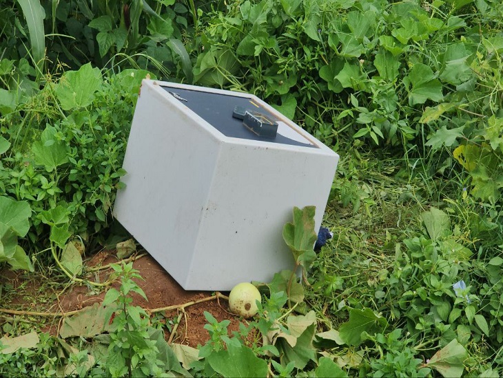 खेत में पड़ी टूटी हुई तिजोरी