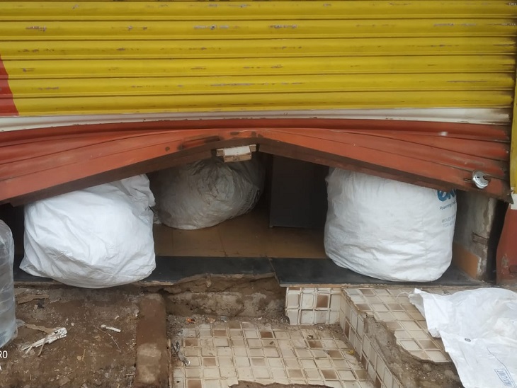 दुकान का शटर तोड़कर की गई लाखों की चोरी - Dainik Bhaskar