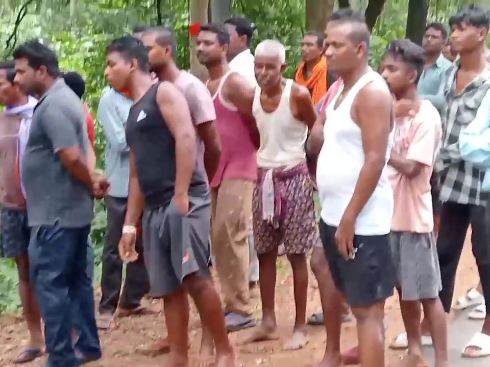 जशपुर में लाश सिर कटी लाश देखने लोगों की भीड़ जुटी।