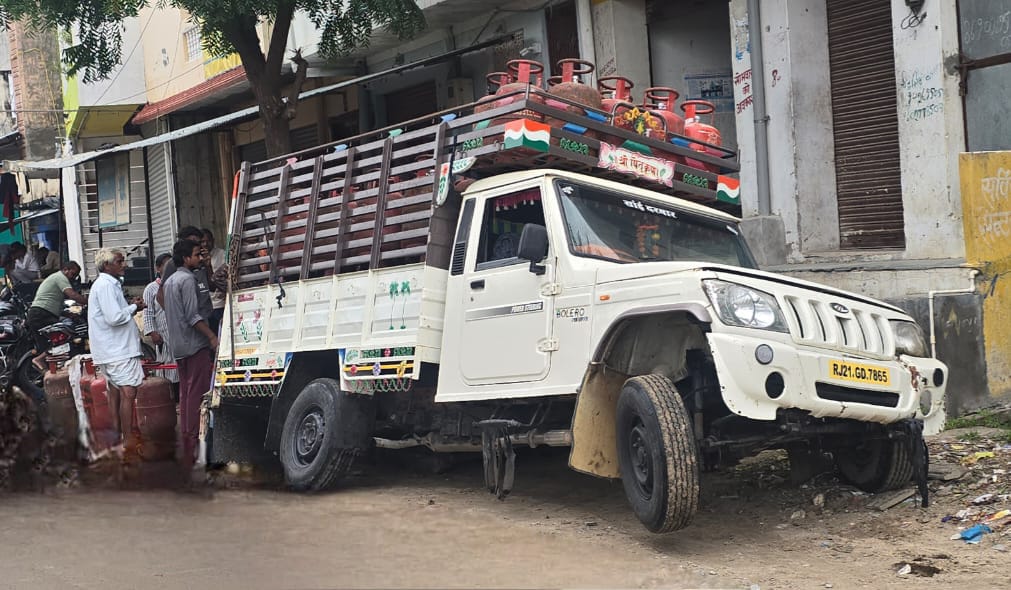 Pickup loaded with gas cylinders overturned | गैस सिलेंडर से भरी पिकअप ...