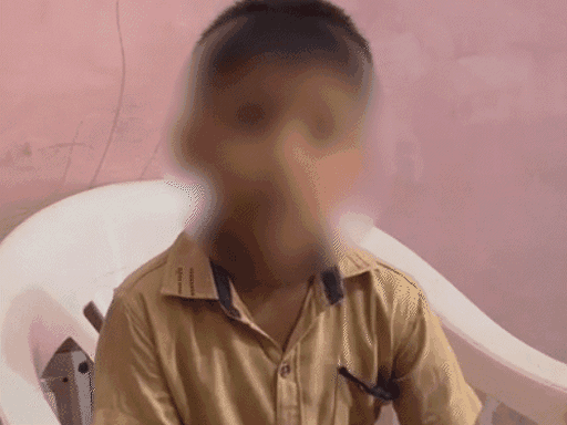 पीड़ित बच्चा सदमे में है। वह स्कूल नहीं जाने की बात कह रहा है।