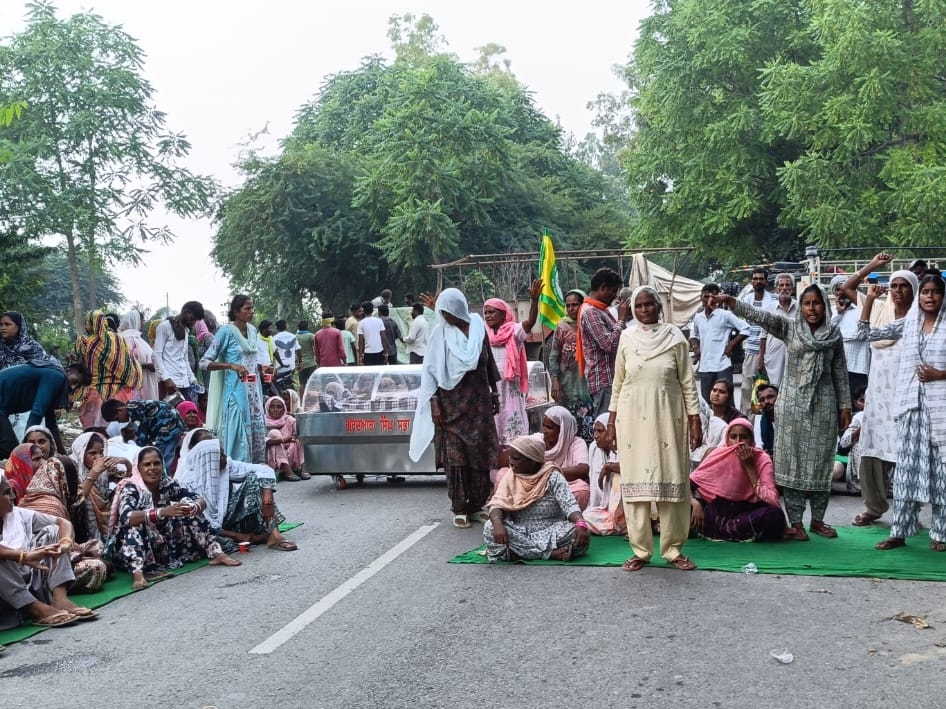 फाजिल्का में सड़क पर धरना देकर बैठी महिलाएं।