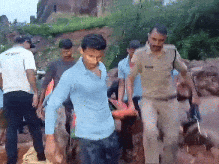 दतिया में गुरुवार तड़के करीब साढ़े 3 बजे दीवार ढह गई। हादसे में एक ही परिवार के 5 समेत कुल 7 लोगों की मौत हो गई। - Dainik Bhaskar