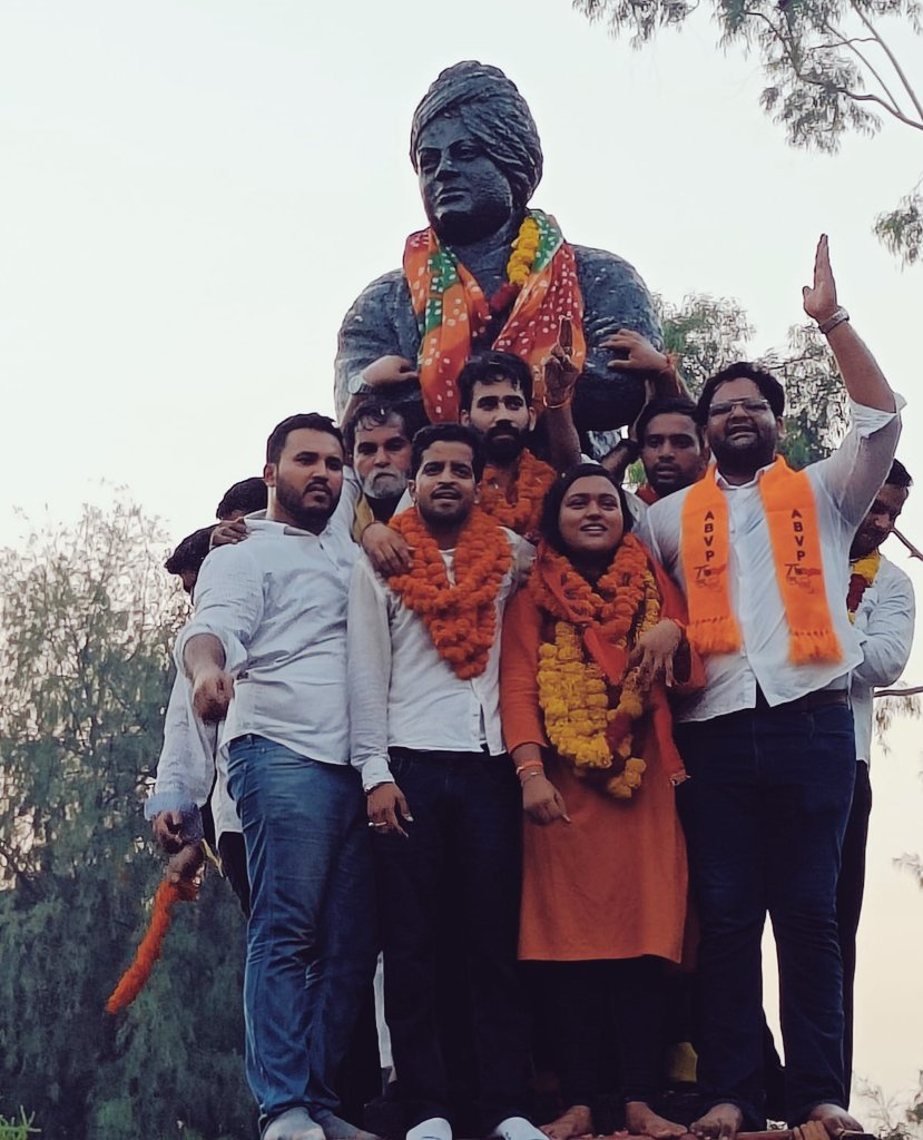 तस्वीर DUSU 2023 इलेक्शन में जीत के बाद ABVP कैंडिडेट्स के दिल्ली यूनिवर्सिटी के साउथ कैंपस के आर्ट्स फैकल्टी में जश्न के दौरान की है।