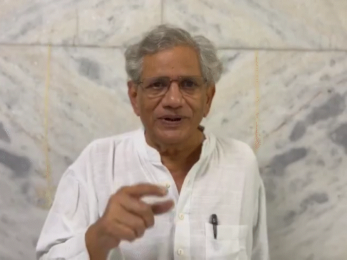 सीताराम येचुरी ने 22 अगस्त को X पर एक वीडियो संदेश जारी किया था। उन्होंने पश्चिम बंगाल के पूर्व मुख्यमंत्री बुद्धदेव भट्टाचार्य को श्रद्धांजलि दी थी। - Dainik Bhaskar