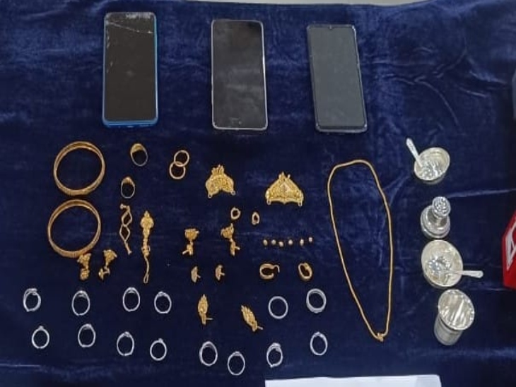 आरोपियों से करीब साढ़े 5 लाख रुपए का जेवर हुआ है।