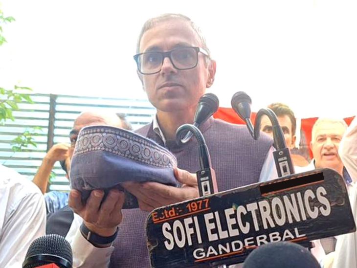 नेशनल कॉन्फ्रेंस के वाइस प्रेसिडेंट उमर अब्दुल्ला गांदरबल सीट से चुनाव लड़ रहे हैं। नॉमिनेशन के वक्त उन्होंने कहा कि मैं आपसे वोट मांग रहा हूं, बस मुझे एक मौका दो। उमर बडगाम सीट से भी चुनाव लड़ रहे हैं।