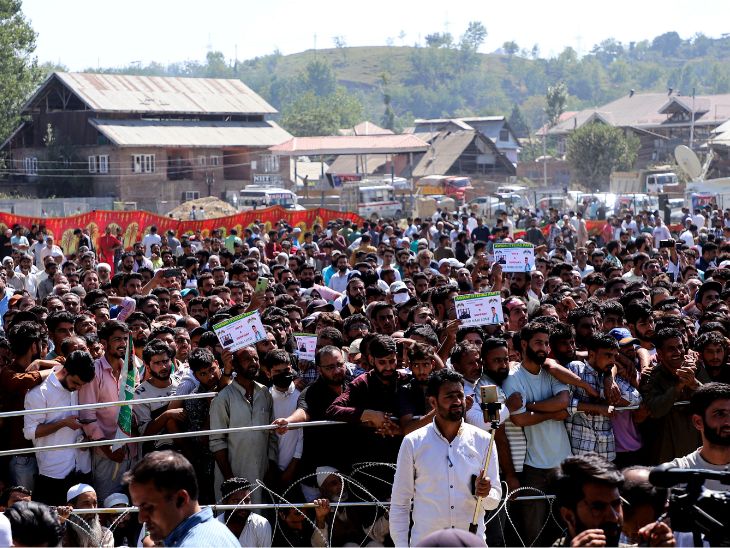 अवामी इत्तेहाद पार्टी के लीडर शेख अब्दुल राशिद जेल से बाहर आने के बाद 12 सितंबर को बारामूला पहुंचे। यहां उनकी रैली में बड़ी संख्या में लोग आए थे।