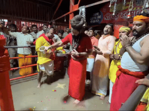 prayagraj news- Ganga-Yamuna again made Bade Hanuman take a bath