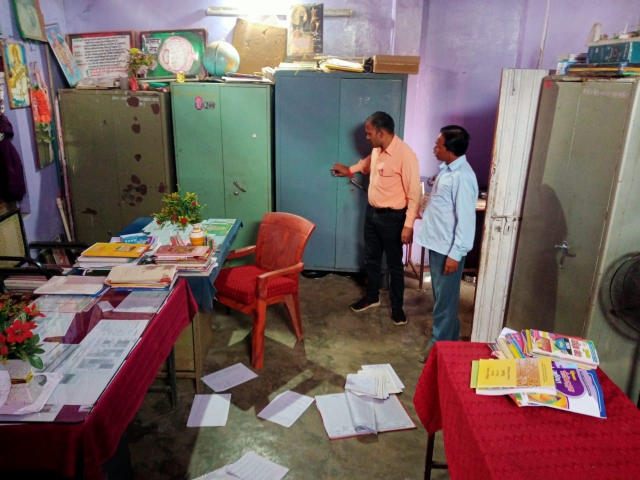 Thieves broke into the school and vandalised it | स्कूल में घुसे चोरों ...
