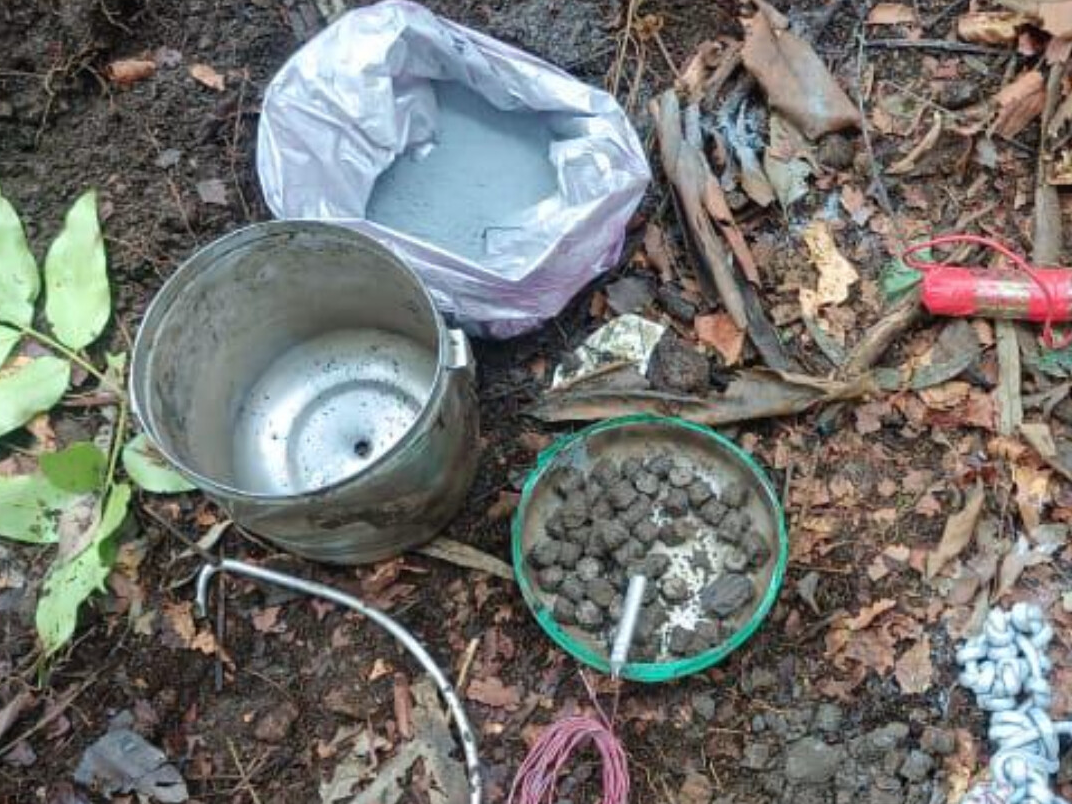 जवानों ने 3 किलो की IED बरामद की है। - Dainik Bhaskar