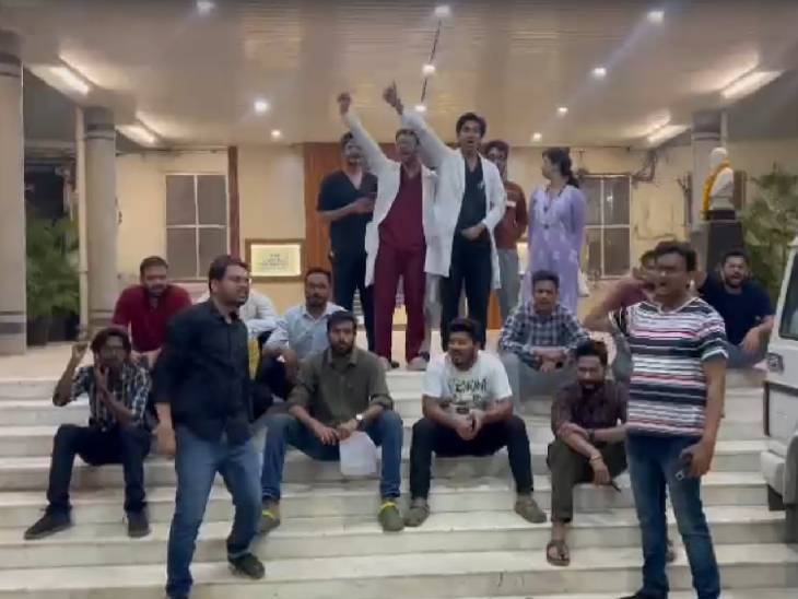लेटर सामने आने के बाद साथी डॉक्टर्स ने शुक्रवार को महिला डॉक्टर के केबिन के सामने धरना दिया था। मेडिकल टीचर एसोसिएशन ने भी प्रदर्शन किया था।