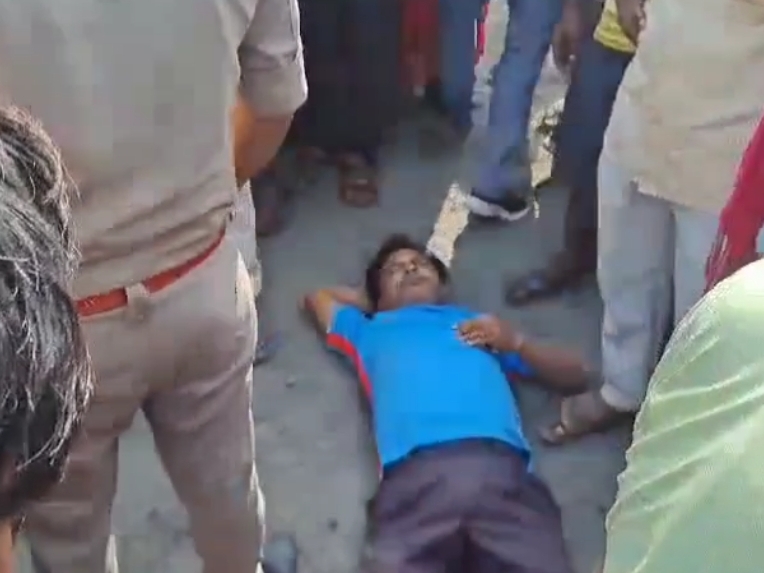 A woman riding a scooter died after colliding with a tractor | ट्रैक्टर ...