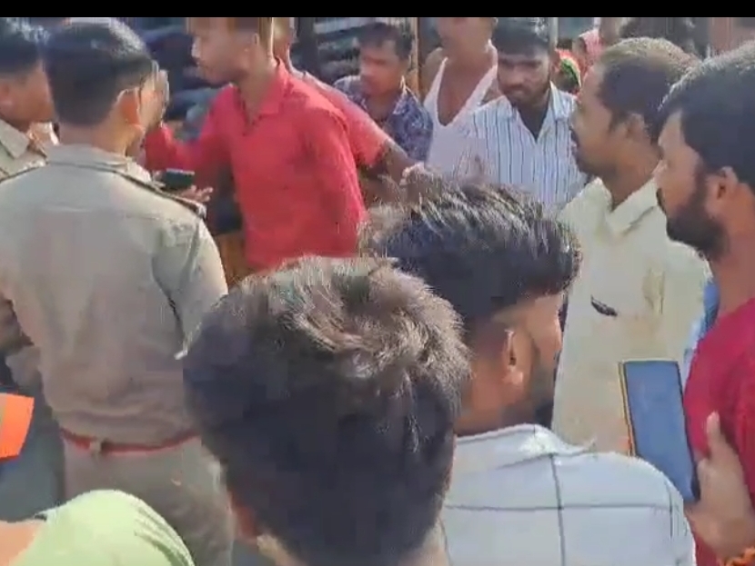A woman riding a scooter died after colliding with a tractor | ट्रैक्टर ...