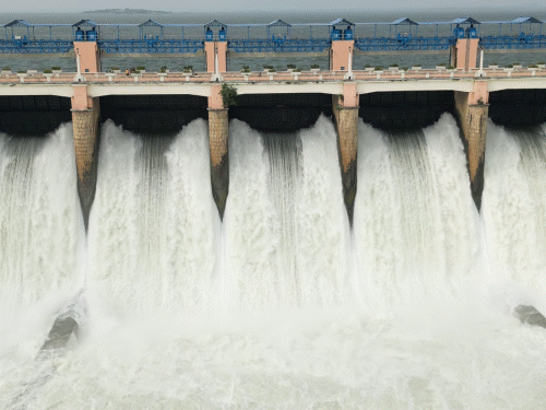 बेतवा नदी का जल स्तर तेजी से बढ़ रहा। पहली तस्वीर झांसी में माताटीला डैम की है। यहां 9 गेट खोले गए हैं। दूसरी तस्वीर सुकुवां-ढुकुवां डैम की है। यह डैम भी ओवरफ्लो होने लगा है।