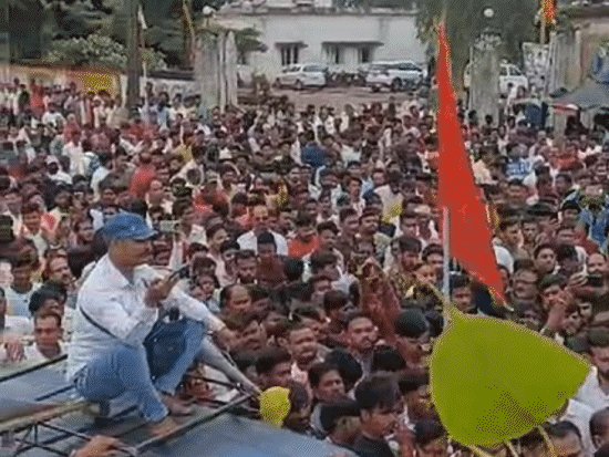 नाबालिग को अश्लील मैसेज भेजने के मामले में गुरुवार को बैरसिया में जमकर हंगामा हुआ था।