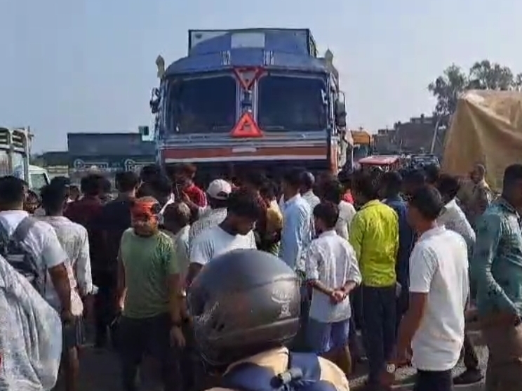 A woman riding a scooter died after colliding with a tractor | ट्रैक्टर ...