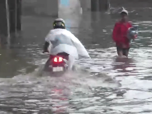हरियाणा के गुरुग्राम में शुक्रवार को तेज बारिश के कारण सड़कों पर पानी भर गया।