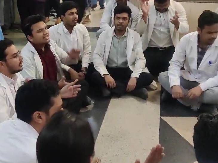 शनिवार को एमवाय अस्पताल में डॉ. गिरवाल के साथी डॉक्टरों ने प्रदर्शन किया।