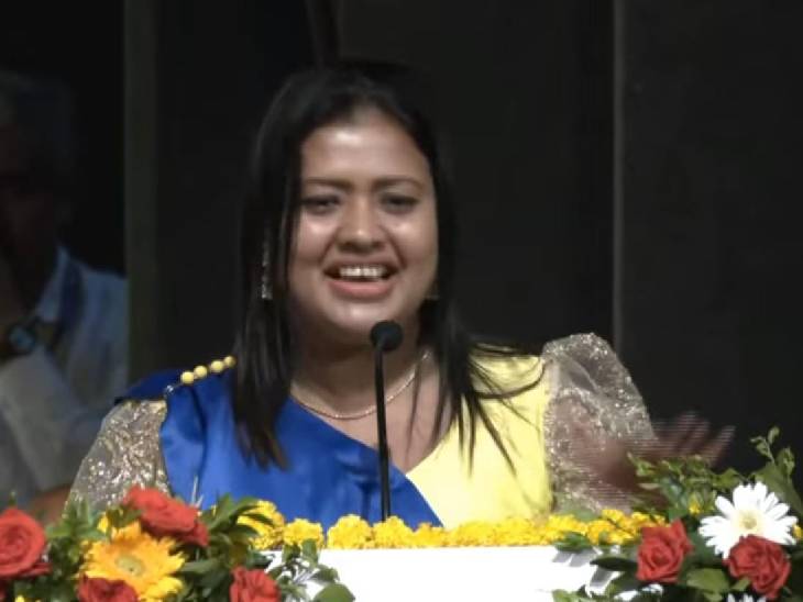 राष्‍ट्रीय फादर कामिल बुल्‍के सम्‍मान-2022 से सम्मानित की गईं श्रीलंका की अतिला कोतलावल ने मंच से अपने विचार रखें।