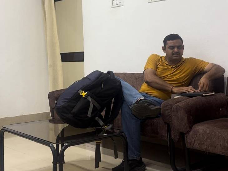 रेलवे की वीआईजी लॉज में बैठा खुद को विजिलेंस इंस्पेक्टर बताने वाला युवक।