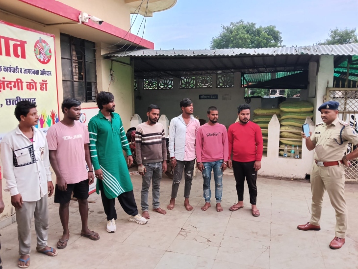 शहर के थानों की निगरानी बदमाशों और चाकूबाजों के खिलाफ पुलिस ने अभियान चलाया है।