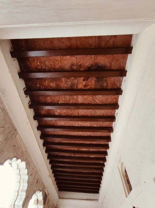 आगरा में 40 घंटे से ज्यादा समय तक बरसात हुई। ताजमहल में मुख्य मकबरे की छत टपकने लगी है। ASI ने इसकी जांच की है। इसके कारण पत्थर में क्रैक आने से पानी टपका है। अब इस क्रैक की मरम्मत की जाएगी।