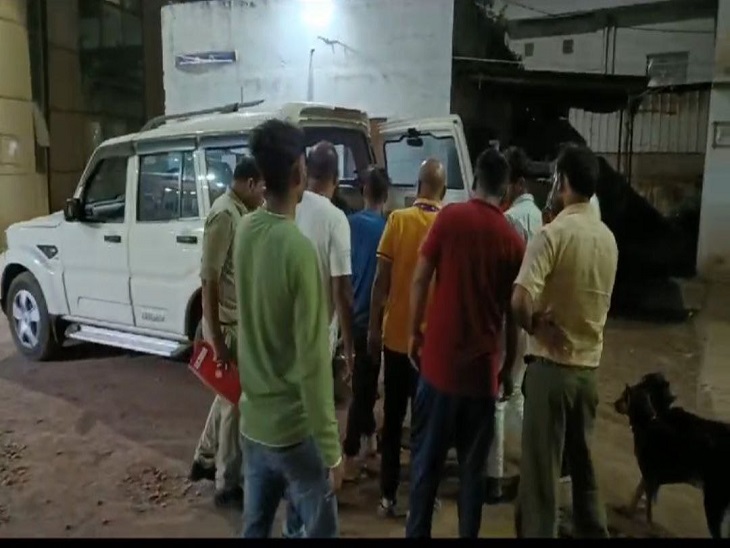 देर रात सुपेला अस्पताल में घायलों को पहुंचाया गया