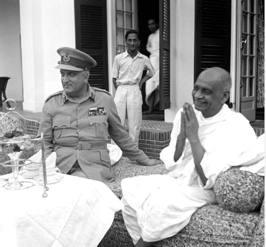 देश के पहले गृह मंत्री सरदार वल्लभभाई पटेल के साथ जम्मू कश्मीर के आखिरी शासक महाराजा हरि सिंह।