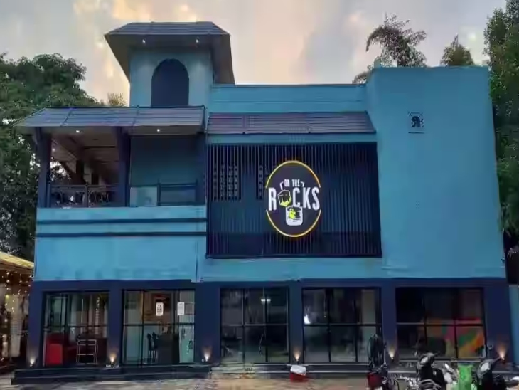 VIP रोड में ऑन द रॉक्स नाम का डांस-बार स्थित है।