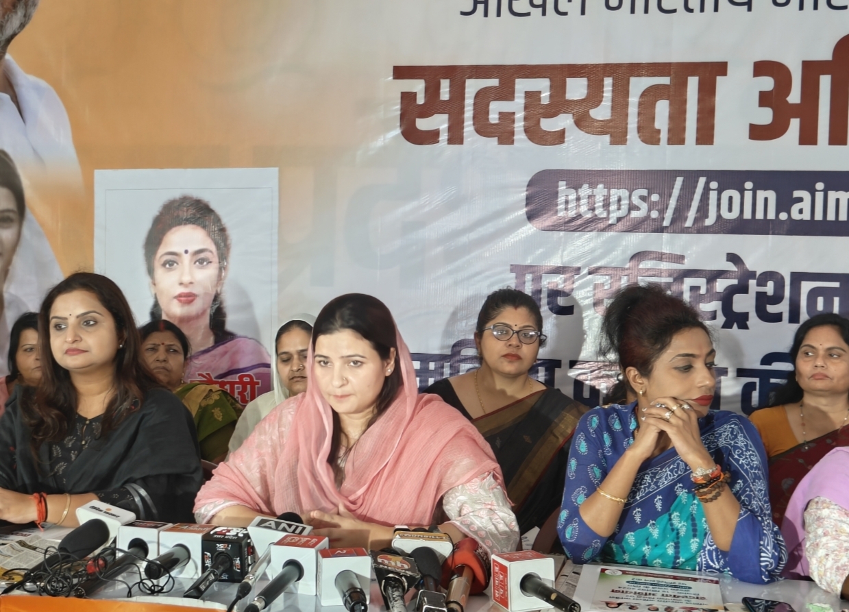 कार्यक्रम में अल्फ़ा खानम और महिला कांग्रेस की अन्य पदाधिकारी भी मौजूद रहीं.