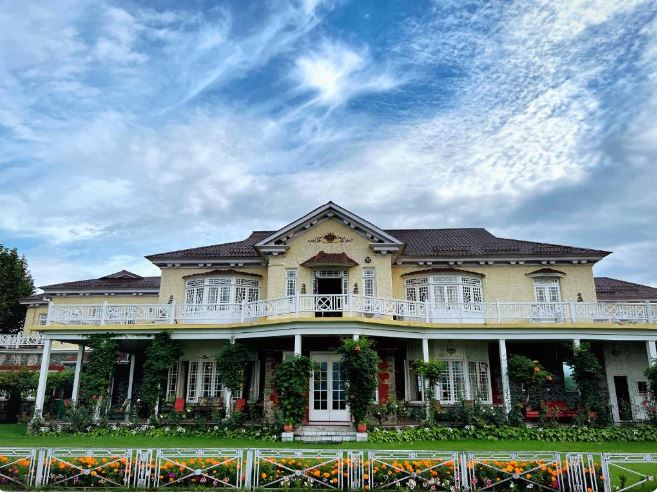 श्रीनगर में बना करण महल जहां डॉ. कर्ण सिंह बचपन में रहा करते थे।