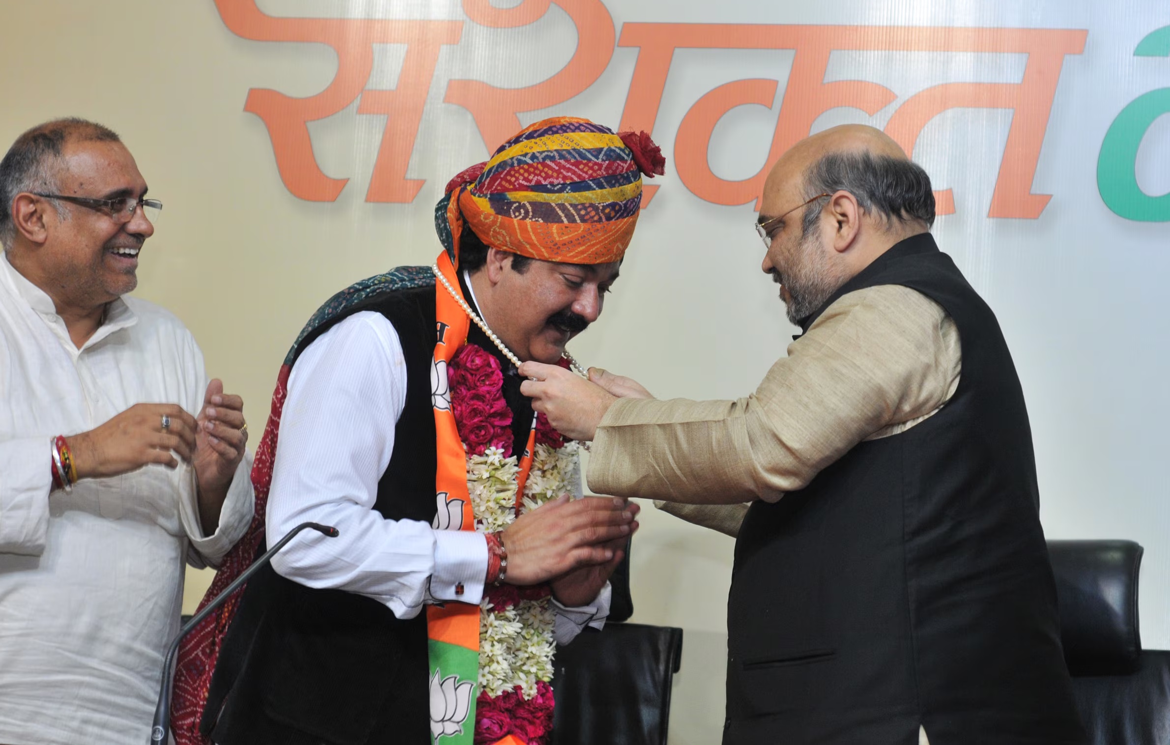 डॉ. कर्ण सिंह के बड़े बेटे अजातशत्रु सिंह 2014 में BJP में शामिल हो गए। उन्होंने नेशनल कॉन्फ्रेंस से अपनी राजनीति शुरू की थी।