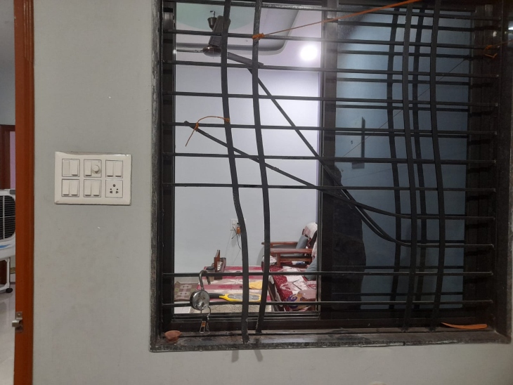 चोरों ने ग्रिल को किसी धारदार से काटा, फिर बांस और गमछे से फंसाकर मोड़ दिया।