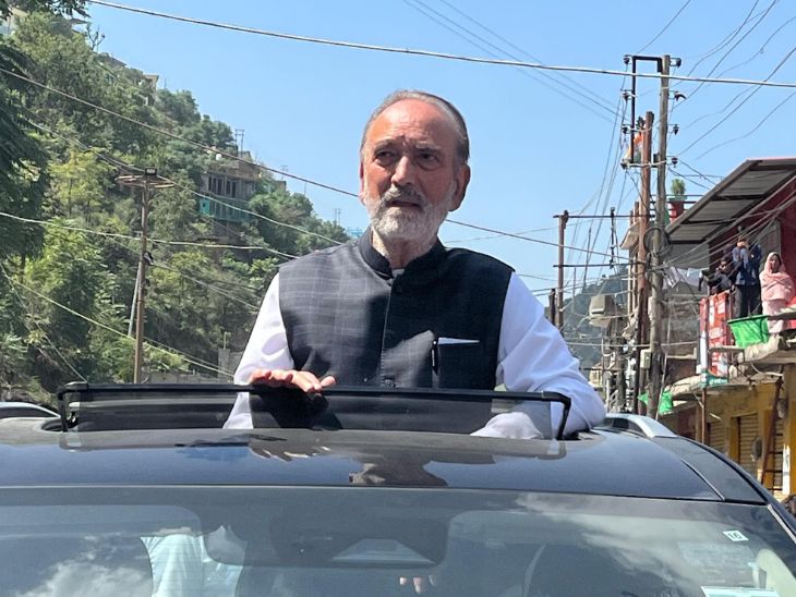 आमतौर पर हल्की मूंछ रखने वाले आजाद का लुक बदल गया है। वे सफेद दाढ़ी रखे हुए हैं। चेहरे और जवाबों में खराब सेहत का असर दिख रहा है।