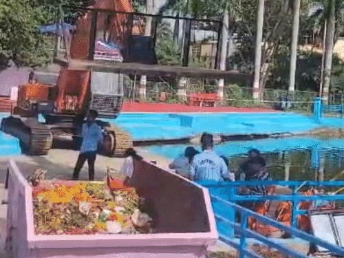 शाहपुरा तालाब किनारे भी क्रेन की व्यवस्था है।