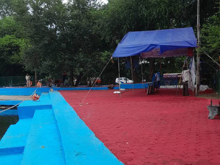 गणेश विसर्जन के चलते घाटों पर रंग रोगन किया गया है।