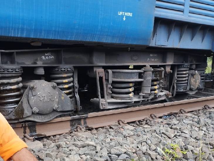 ट्रेन के पहिए पटरी से उतरे।