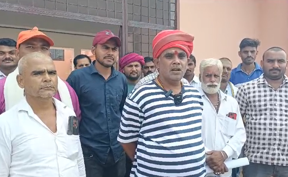 ब्राह्मण समाज के लोगों ने एसपी और कलेक्टर से पुलिसकर्मियों पर कार्रवाई की मांग की।