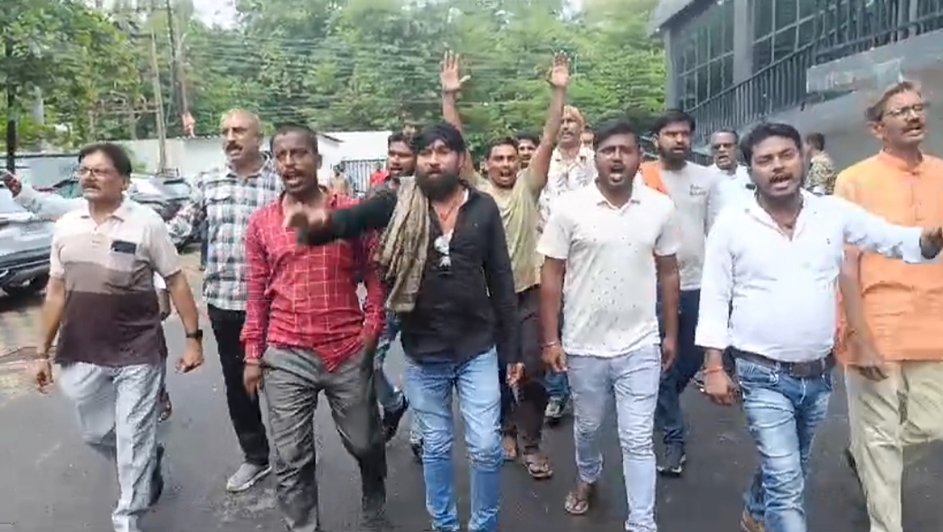 FIR दर्ज कर आरोपियों को गिरफ्तार करने की मांग की।