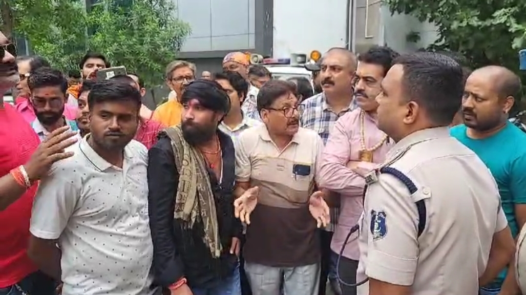 हिंदू संगठन ने थाने का घेराव कर हंगामा किया।